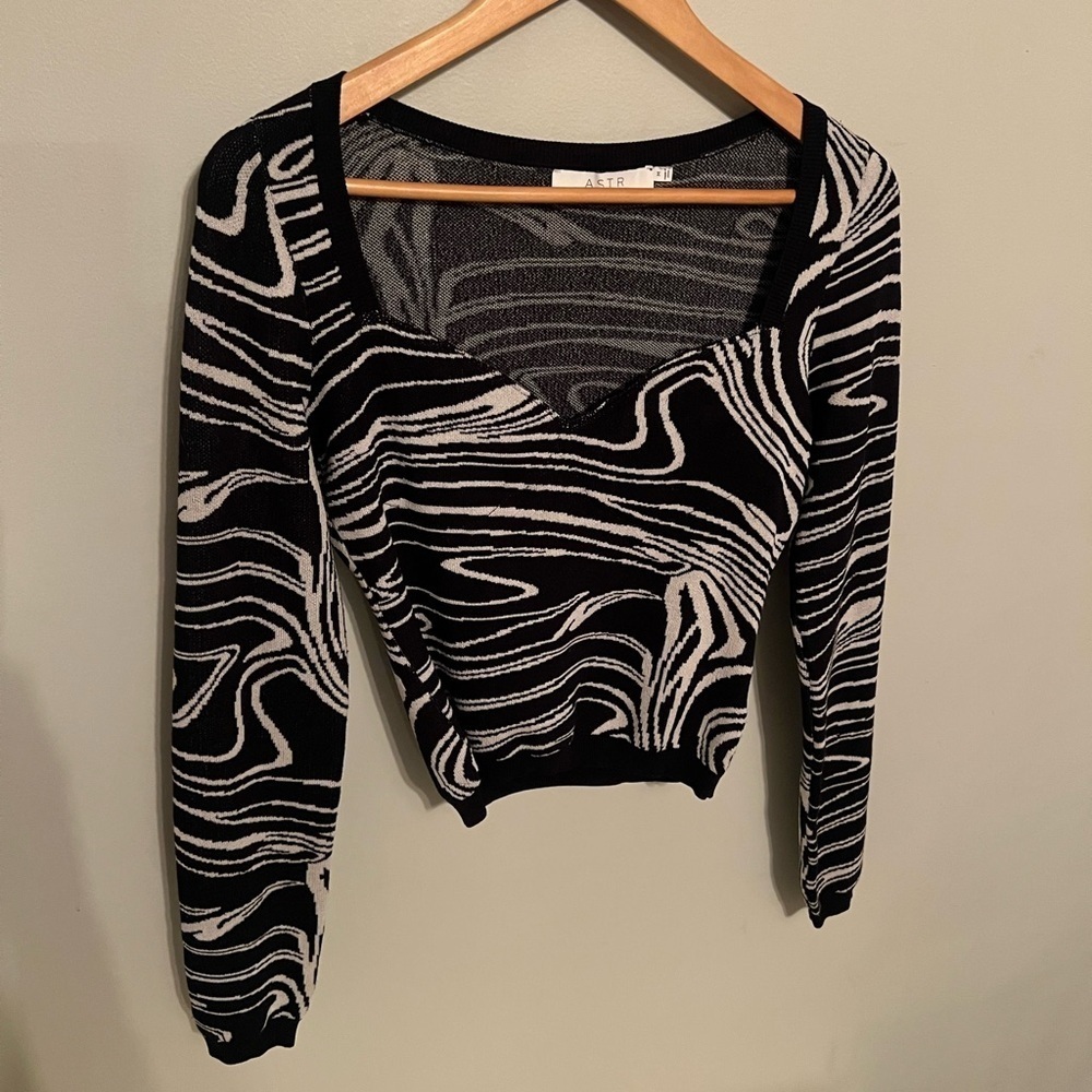 ASTR the Label Sweater Womens Medium Black Cream Sadie Marble Swirl Sweetheart - Picture 4 of 11